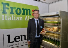 Giampietro Perico mostra la nuova confezione da 400 grammi di spicchi freschi di mele.