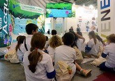 "Una scolaresca rimane incantata a guardare il video animato "Amici della biodiversita' " che racconta il valore della biodiversita' per la vita sulla terra. L'opera e' stata curata da "Controcampo" di Chirignago (Venezia), illustrazioni di Caterina Scaramellini. Il video e' stato proiettato a ciclo continuo durante la fiera."