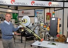 Vignoli mostra una delle sue macchine etichettatrici.