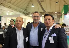 Al centro, Walter Campomori (GF Group) insieme ai soci Salvatore e Aurelio Pannitteri della OP Rosaria, in visita alla fiera.