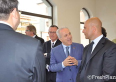 Una delegazione cinese dello Zhenjiang, lunedi' 13 ottobre 2014, ha fatto visita a Fondi dove e' stata accolta dal sindaco Salvatore De Meo e dal dottor Domenico Terenzio. Obiettivo della visita e' stato quello di incrementare i rapporti di scambio tra Fondi, citta' con un'importante area a vocazione ortofrutticola situata in provincia di Latina, e Zhenjiang la popolosa municipality cinese intenzionata a intensificare e accrescere la propria produzione agricola.