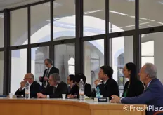 La delegazione cinese dello Zhenjiang ascolta la presentazione del dottor Domenico Terenzio.