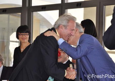 Scambio di saluti tra i presenti.