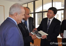 L'omaggio della delegazione cinese al Sindaco Salvatore De Meo.