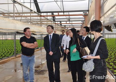 Il proprietario della della Ma.Cle. Clemente Mazzon illustra alla delegazione i propri prodotti e le tecniche utilizzate.