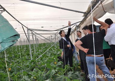 La delegazione cinese ammira la struttura protettiva.