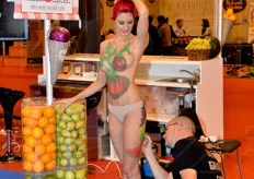 Performance di body painting presso lo stand di 5 al Dia, l'associazione per la promozione del consumo di frutta e verdura in Spagna.