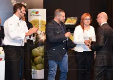 Per la categoria 'miglior stand di frutta al mercato' il premio e' andato a Mena (operante a Barcellona). Chef Jordi Ferre (primo a sinistra) e Michael Grasser premiano Jose Antonio Mena e Sandra Calabria.