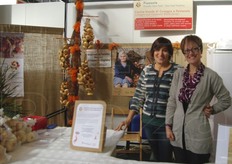 Area Piemonte: Presidio Slow Food della Cipolla Bionda di Cureggio e Fontaneto. Alessandra Cantoia (a sinistra) ed Elena Covini(a destra).