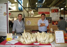 Area Piemonte: Leo Carozzo dell'azienda agricola Vaccaneo Claudio insieme a Fabio Graglia, produttori di Cardo Gobbo di Nizza Monferrato.