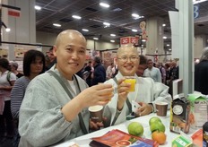 Grazie alla Oranfrizer, si e' offerta la possibilita' di far conoscere la spremuta di arancia 100 per cento che rappresenta l'esempio classico di un prodotto naturale, buono dal punto di vista gustativo, ottenuto senza alcuna manipolazione e senza alcuna sostanza aggiunta.