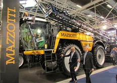 Oltre a trattrici, irroratrici e diserbatrici/defigliatrici, la Mazzotti srl distribuisce carrelli porta cassoni per la raccolta di frutta.