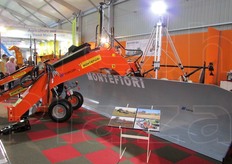 Tra i prodotti della Montefiori snc anche carrelli porta cassoni per la raccolta della frutta.