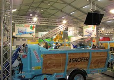 Carrelli porta cassoni per la raccolta della frutta, carica-cassette e rimorchi per trasporto di uva tra le realizzazioni di Agrofer.