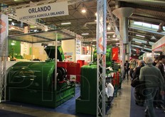 Carrelli porta cassoni per la raccolta della frutta, macchine per la raccolta di pomodori, rimorchi per trasporto uva, tra i macchinari trattati da La meccanica agricola di Orlando Antonio di San Severo (FG).