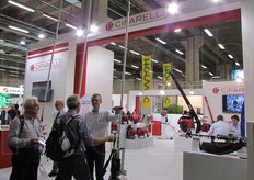 Nello stand dell'azienda Cifarelli erano esposte le macchine per la raccolta delle olive, delle nocciole e di altri prodotti agricoli.