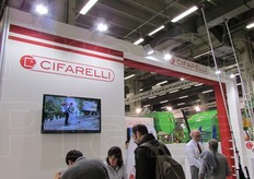 Cifarelli produce anche scuotitrici a mano per la raccolta di olive.