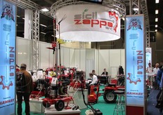 Tra le particolarita' esposte nello stand della Sicil Zappa, le sgusciatrici per frutta secca. Sicil Zappa vende anche forbici prenumatiche e scuotitrici a mano per la raccolta di olive.