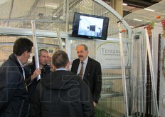 Nello stand dell'azienda siciliana Terranova si confrontano i diversi pali per il sostegno delle piante. L'azienda vende anche reti per l'agricoltura.
