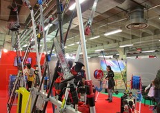 Nello stand Lisam di Imola (BO) diverse macchine per la raccolta delle olive e attrezzi a mano per l'agricoltura.