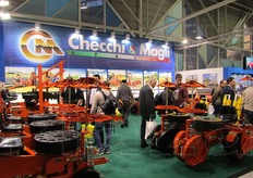 Checchi e Magli produce una vasta gamma di macchine per il trapianto idonee alle varie tipologie di piantine.