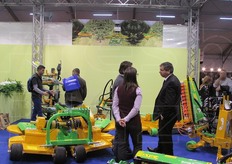 Anche Salf di Saltarin Luciano ha tra le sue proposte i carrelli porta cassoni per la raccolta della frutta.