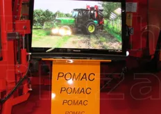 Nello stand Pomac, alcuni video mostrano le macchine per la raccolta di pomodori, vendemmiatrici e carri per la raccolta di frutta e potatura.