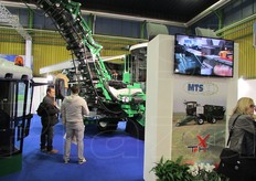 La raccoglitrice per pomodoro modello TH, nata dalla esperienza ventennale nelle macchine da raccolta, e' pensata per la raccolta del pomodoro in campo aperto per aziende che hanno esigenze produttive di alta qualita' in termini di raccolto.