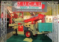 Con Zucal Apple System, raccoglitori anche non particolarmente esperti sono in grado di raccogliere fino a 350 kg di frutta l'ora, senza dover sollevare pesanti ceste grazie a speciali nastri trasportatori elettro-meccanici che convogliano delicatamente le mele al sistema di riempimento dei cassoni di tipo automatico.
