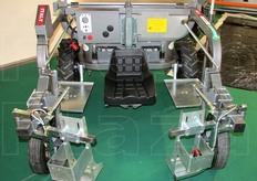 La macchina raccoglitrice esposta.