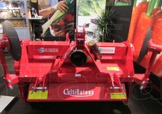 L'azienda francese Simon Clair Fontaine e' specializzata nella realizzazione di piantatrici di aglio, scava-cipolle, macchina per la raccolta delle carote, macchine per la raccolta dell’aglio e di altri prodotti orticoli.