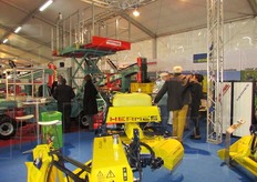 Frumaco Europe progetta, realizza e commercializza carri per la raccolta di frutta e per la potatura.