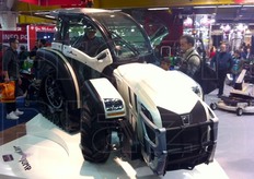 A due anni dalla sua presentazione, e' entrato in produzione lo Sky Jump di BCS. Un trattore specialistico compatto con motore a sbalzo che monta cingoli gommati sull'asse posteriore e ruote sull'asse anteriore, concepito soprattutto per impieghi in coltivazioni a filari con impianti posti in zone collinari con forti pendenze.