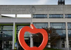 "L'ingresso alla Fiera Bolzano è arricchito da una scultura in acciaio alta 2,30 metri creata dall'artista Julia Bornefeld e intitolata "Temptation": un'interpretazione contemporanea del prodotto simbolo di Interpoma, la mela."