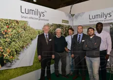 Lo staff di Beaulieu International Group insieme a quello di Agritenax, distributore per l'Italia del telo riflettente Lumilys.