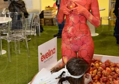 Presso lo stand della mela Evelina e' stato allestita ogni giorno una performance di body painting.