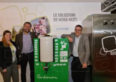 Lo staff De Nora Next ha presentato le tecnologie ad ozono per una frigoconservazione efficace delle mele. In foto, da sinistra a destra: Violetta Ferri, Eraldo Secchi e Cristian Carboni.