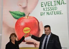 "Barbara Arioli dell'agenzia Cernuto, Pizzigoni & Partners e Arno Überbacher, direttore di Evelina Srl, indicano il bollino della mela, il cui claim e' "Kissed by Nature"."