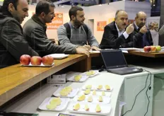 Panel test su mele presso lo stand del Centro di Ricerca Laimburg.