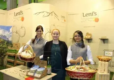 Verena, Bambama e Anna distribuiscono i prodotti Leni's. Il marchio, di proprieta' della VOG Product, identifica la linea di trasformati a base di mela come succhi e spicchi di mele.