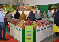 "Esposizione della linea di mele "Sweet Resistant" del CIV e, al centro, mele Isaaq (CIV + KIKU) presso lo stand della Tagliani Vivai."
