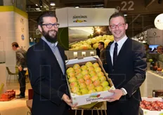 Marian Perfler e Fabio Zanesco con il cavallo di battaglia delle mele venostane: la Golden Delicious.
