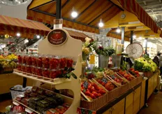 L'espositore dedicato ai pomodori sostenibili all'interno del negozio Eataly.