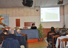 "Elisa Macchi direttore del CSO-Centro Servizi Ortofrutticoli di Ferrara durante la presentazione della relazione "Situazione e prospettive della coltura nel mondo"."