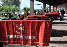 All’ingresso del convegno, anche i trattori della ditta Marchegiani...