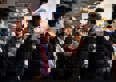 Primo a destra, l'amministratore delegato Riccardo Calcagni accoglie gli ospiti.