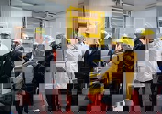 Riccardo Calcagni illustra ai visitatori il funzionamento di un macchinario.