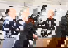 Un brindisi a questi primi 94 anni.