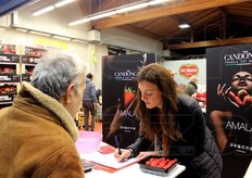 Lo stand allestito per l'operazione Lovers e' una finestra spalancata sul mondo della Candonga Fragola Top Quality(R), per scoprirne ogni caratteristica. Partecipando alla promozione, grossisti e Lovers potranno registrarsi sul sito web www.candonga.it e sui social network della Candonga Fragola Top Quality(R) con una propria scheda: cosi' i clienti sapranno in ogni momento dove trovare questa squisita fragola.
