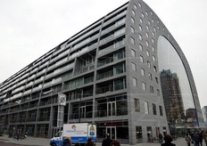 Era il primo ottobre 2014 quando il mercato coperto di Rotterdam veniva ufficialmente inaugurato; a sei mesi di distanza da quel giorno abbiamo realizzato un nuovo reportage fotografico all'interno della struttura, con focus sull'offerta ortofrutticola presente.